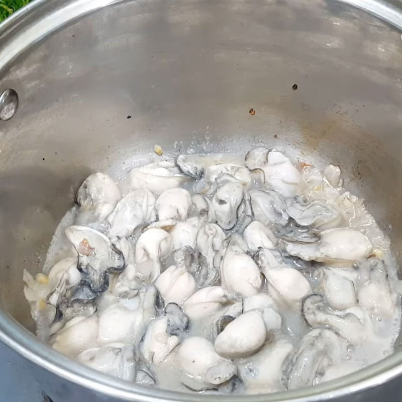 Bước 2 Xào hàu sữa thơm lừng canh chua hàu sữa