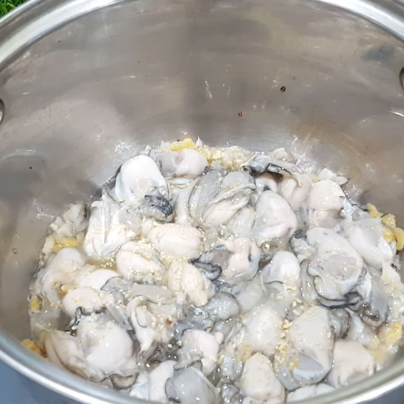 Bước 2 Xào hàu sữa thơm lừng canh chua hàu sữa