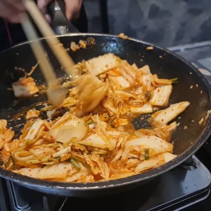 Bước 2 Xào kim chi Lẩu ghẹ kim chi