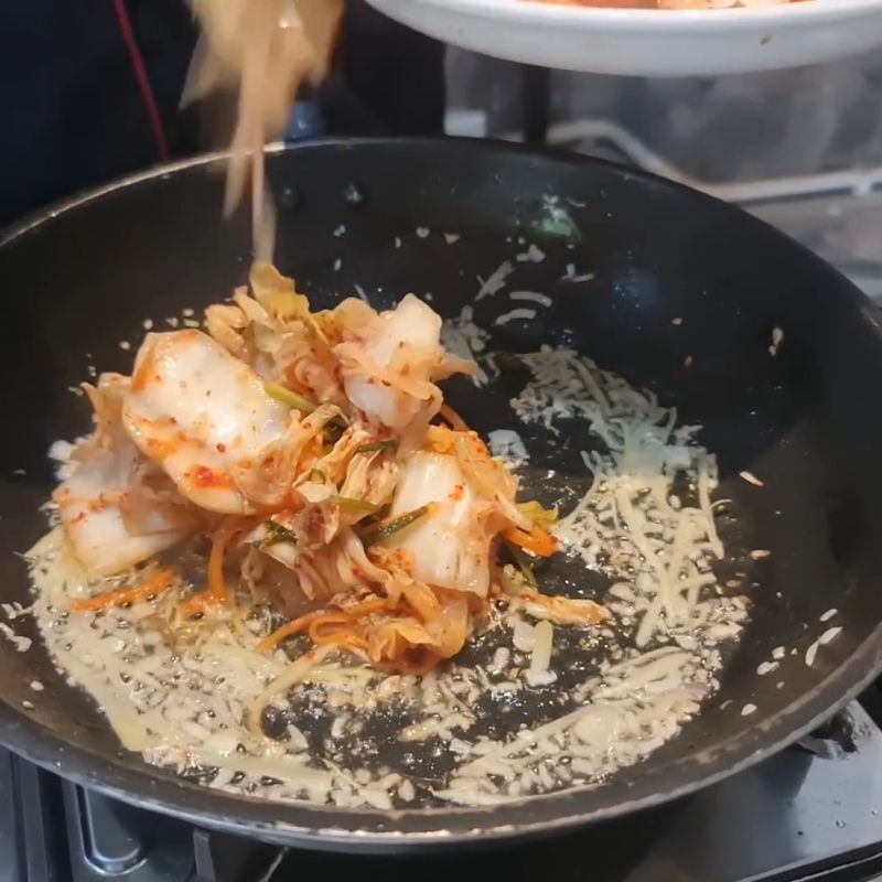 Bước 2 Xào kim chi Lẩu ghẹ kim chi