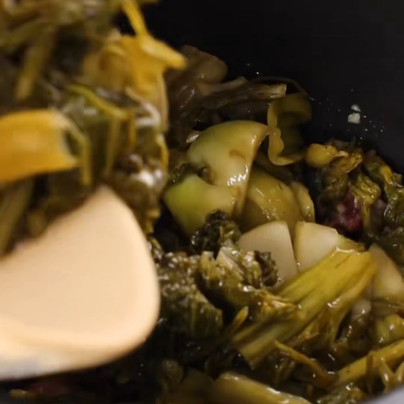 Bước 2 Xào săn dẻ sườn bò và dưa cải muối Dẻ sườn bò nấu dưa chua