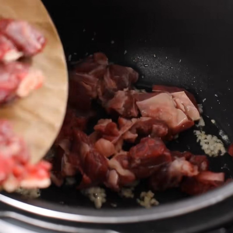 Bước 2 Xào săn dẻ sườn bò và dưa cải muối Dẻ sườn bò nấu dưa chua