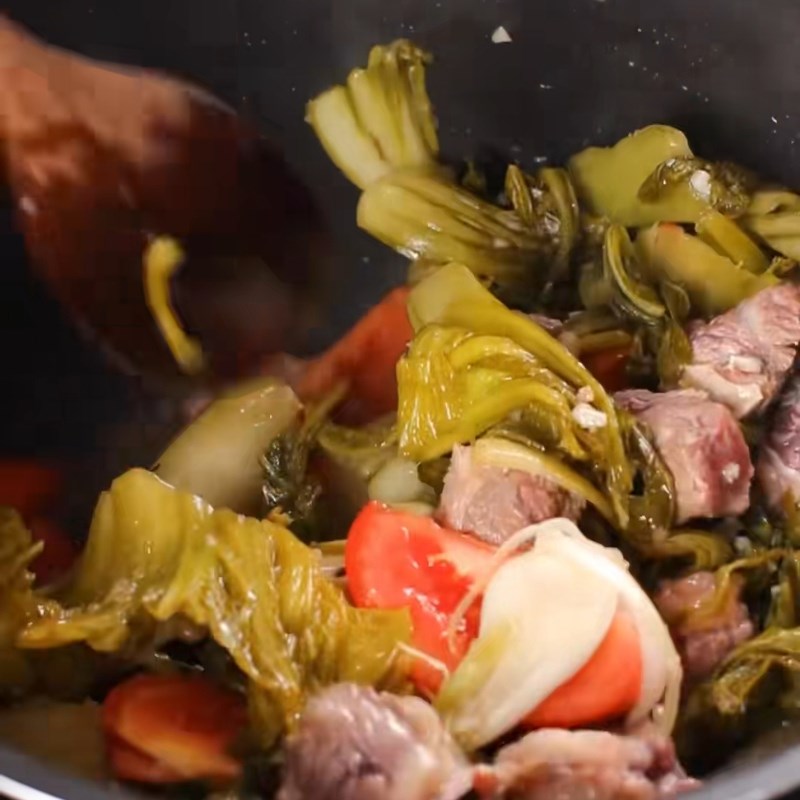 Bước 2 Xào săn dẻ sườn bò và dưa cải muối Dẻ sườn bò nấu dưa chua