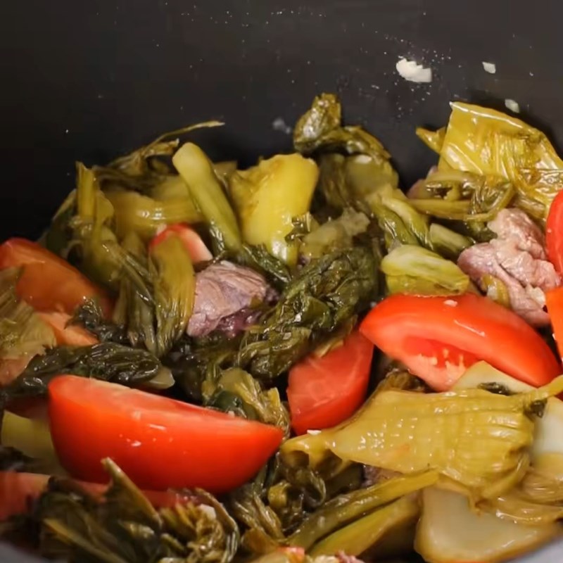 Bước 2 Xào săn dẻ sườn bò và dưa cải muối Dẻ sườn bò nấu dưa chua