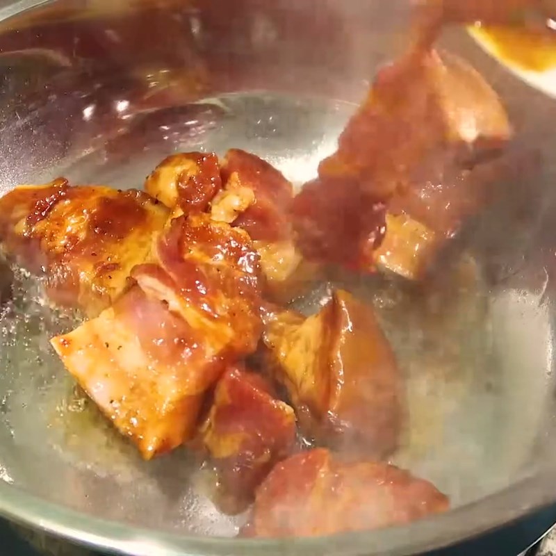 Bước 2 Xào săn thịt Thịt kho tàu bằng gói gia vị