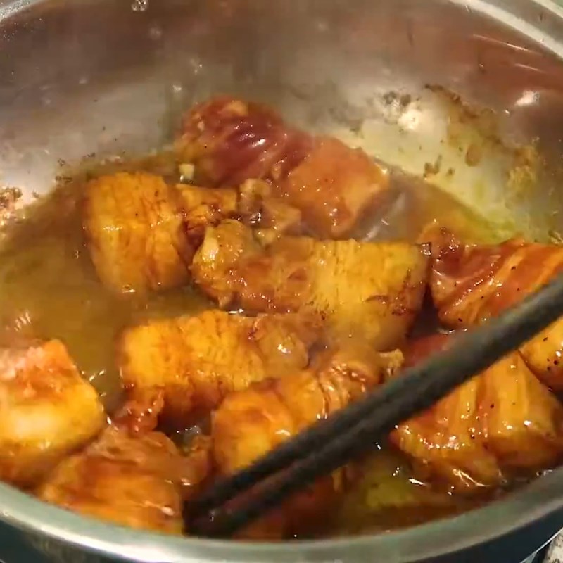 Bước 2 Xào săn thịt Thịt kho tàu bằng gói gia vị