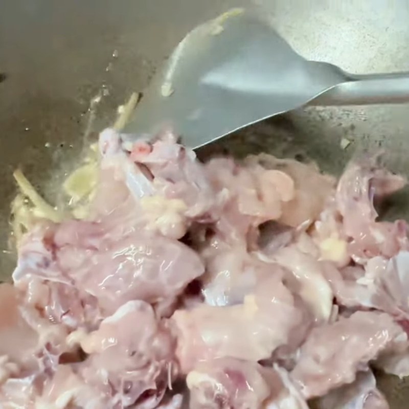 Bước 3 Xào săn thịt gà Gà hầm nấm