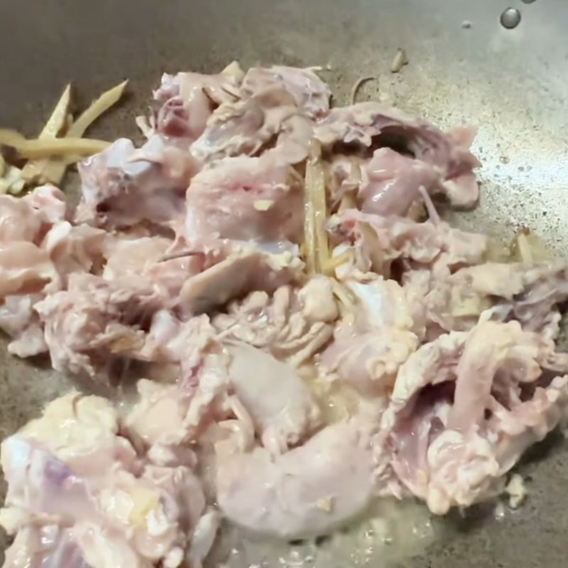 Bước 3 Xào săn thịt gà Gà hầm nấm