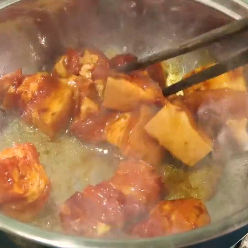 Bước 2 Xào săn thịt Thịt kho tàu bằng gói gia vị