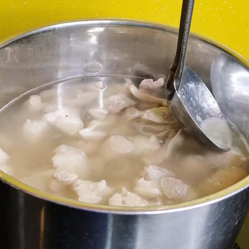 Bước 4 Xào săn và ninh thịt đông Thịt nấu đông