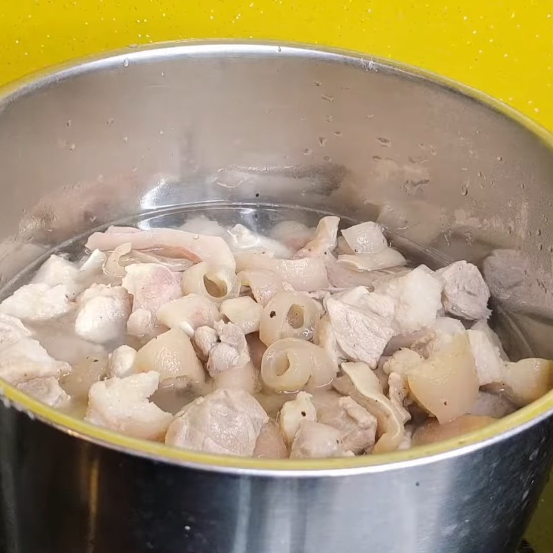 Bước 4 Xào săn và ninh thịt đông Thịt nấu đông