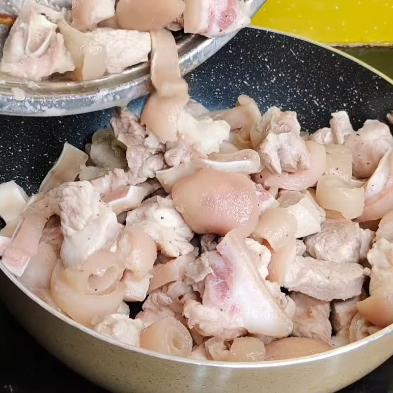 Bước 4 Xào săn và ninh thịt đông Thịt nấu đông