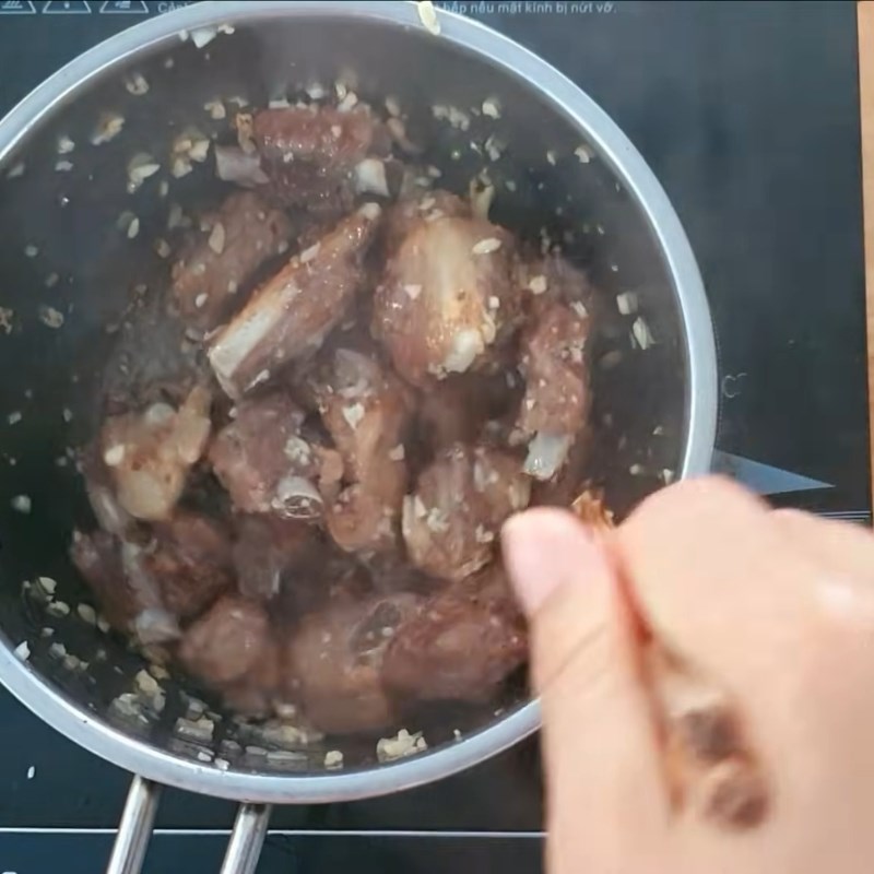 Bước 5 Xào sườn với nước sốt chua ngọt đậm đà Sườn xào chua ngọt bằng chanh