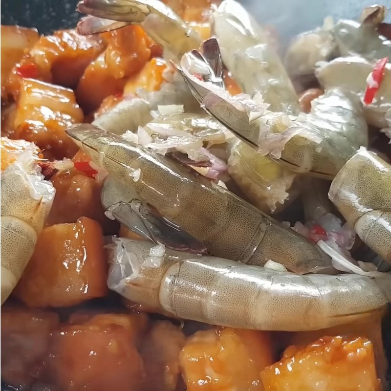 Bước 3 Xào thịt ba chỉ và kho tôm Thịt kho tôm