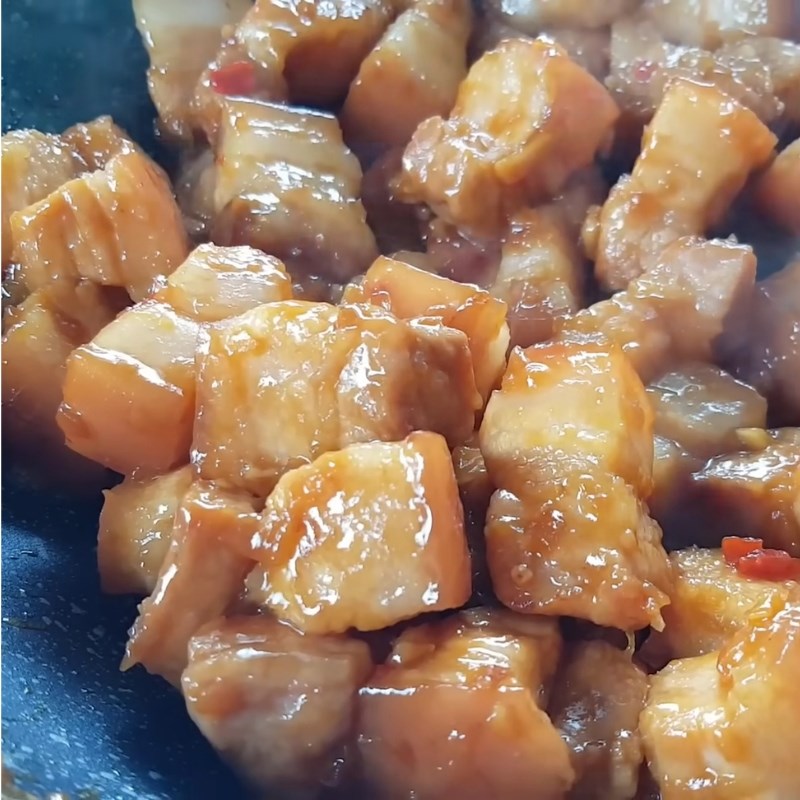 Bước 3 Xào thịt ba chỉ và kho tôm Thịt kho tôm