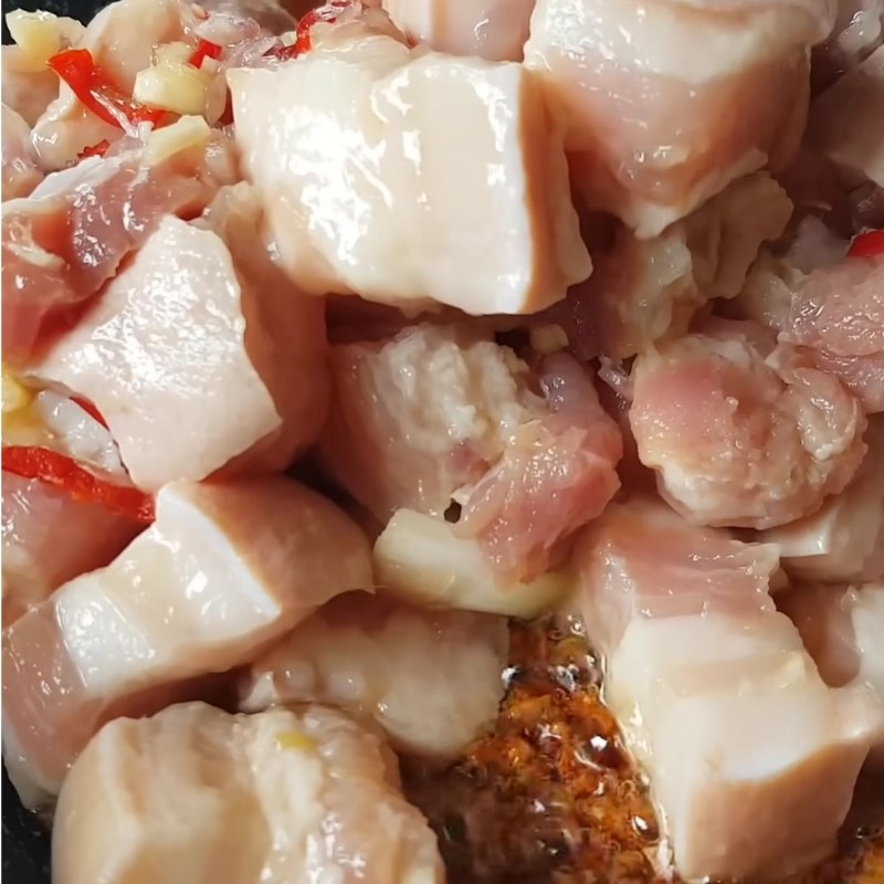 Bước 3 Xào thịt ba chỉ và kho tôm Thịt kho tôm