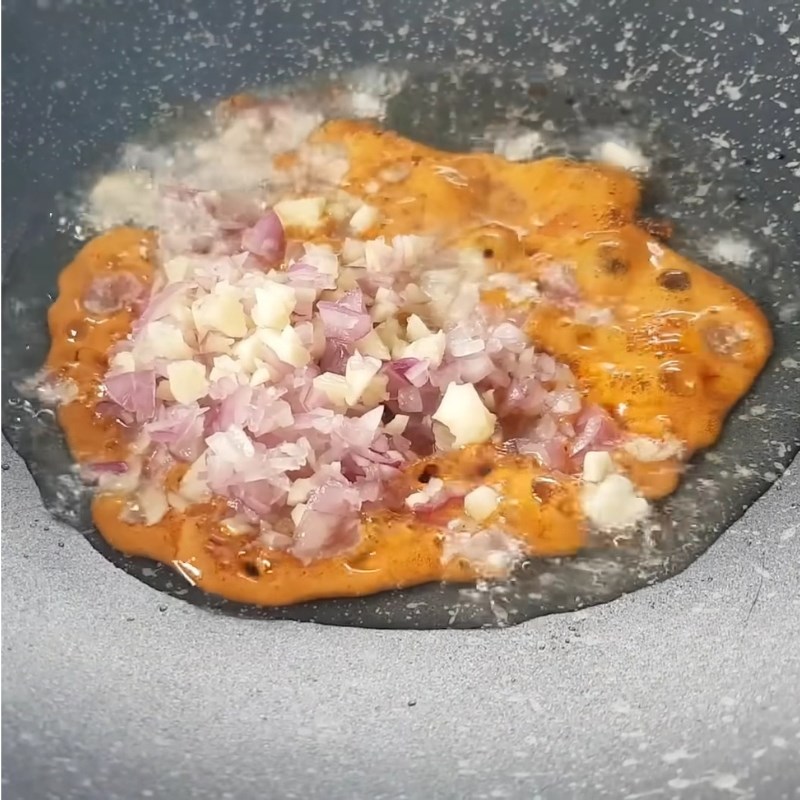 Bước 3 Xào thịt ba chỉ và kho tôm Thịt kho tôm