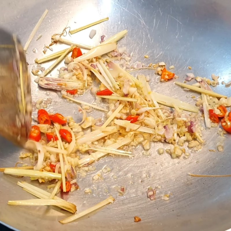 Bước 3 Xào thịt gà chọi săn chắc Gà chọi xào lăn