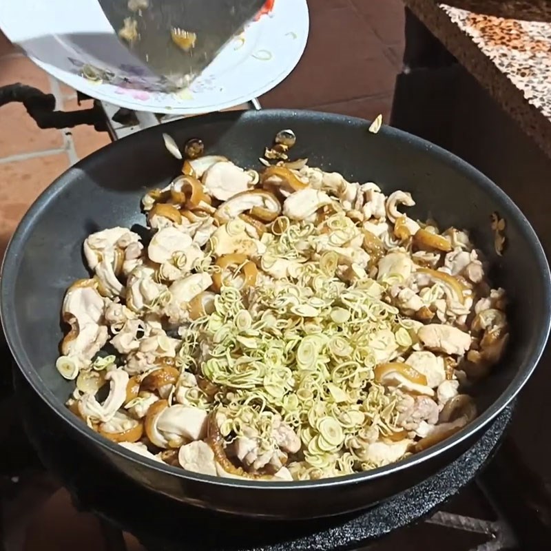 Bước 3 Xào thịt thỏ đậm đà hương sả ớt Thịt thỏ xào sả ớt