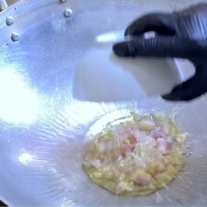 Bước 2 Xào thơm nguyên liệu tạo hương vị cho nước lẩu Cá lăng nấu mẻ