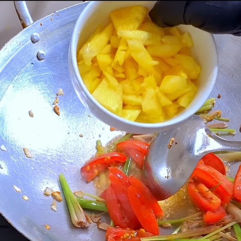 Bước 2 Xào thơm nguyên liệu tạo hương vị cho nước lẩu Cá lăng nấu mẻ