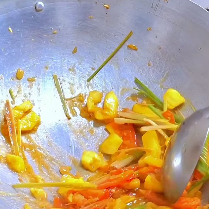 Bước 2 Xào thơm nguyên liệu tạo hương vị cho nước lẩu Cá lăng nấu mẻ