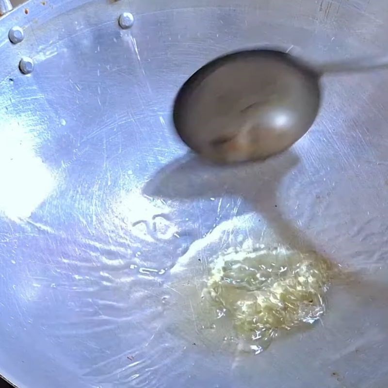 Bước 2 Xào thơm nguyên liệu tạo hương vị cho nước lẩu Cá lăng nấu mẻ