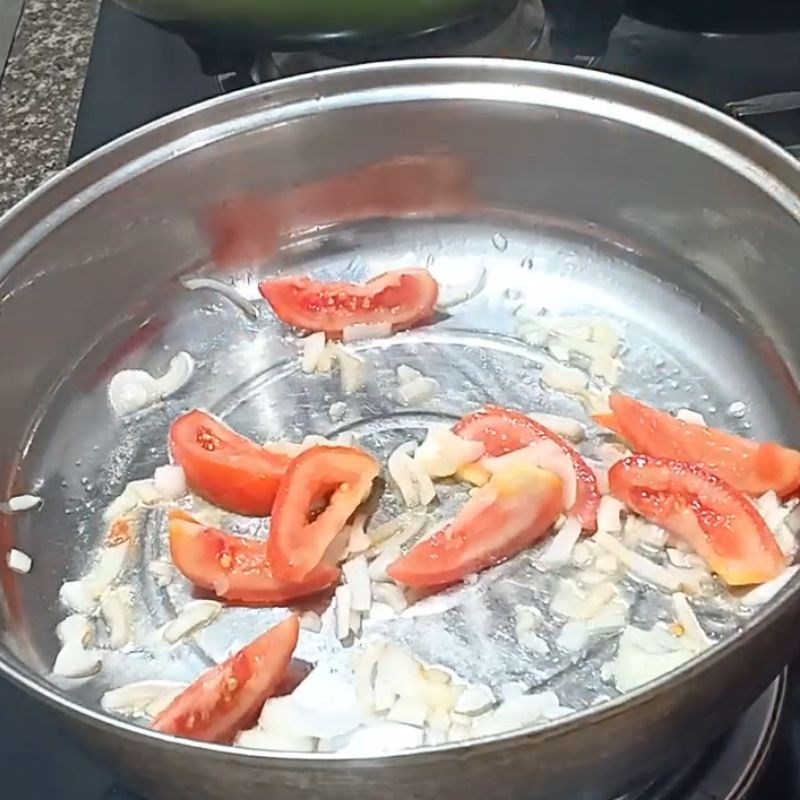 Bước 2 Xào thơm tỏi và cà chua Cà tím xào lá lốt