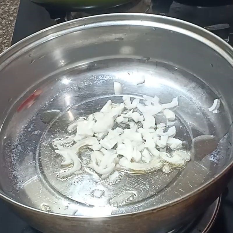 Bước 2 Xào thơm tỏi và cà chua Cà tím xào lá lốt