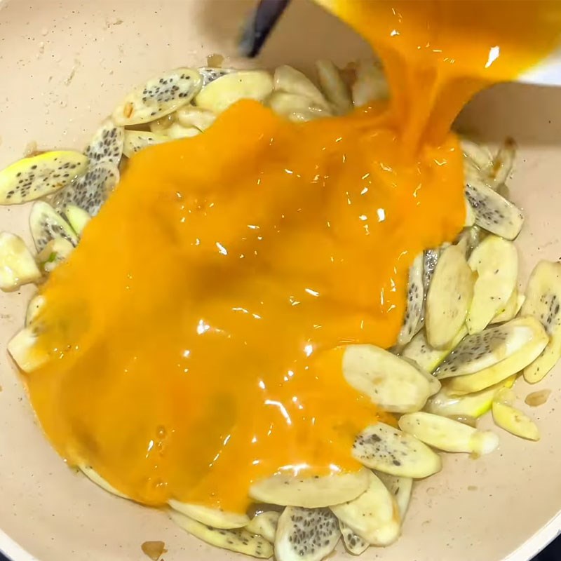 Bước 3 Xào trứng cùng củ niễng Củ niễng xào trứng