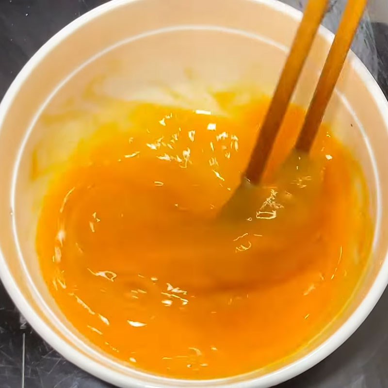 Bước 3 Xào trứng cùng củ niễng Củ niễng xào trứng