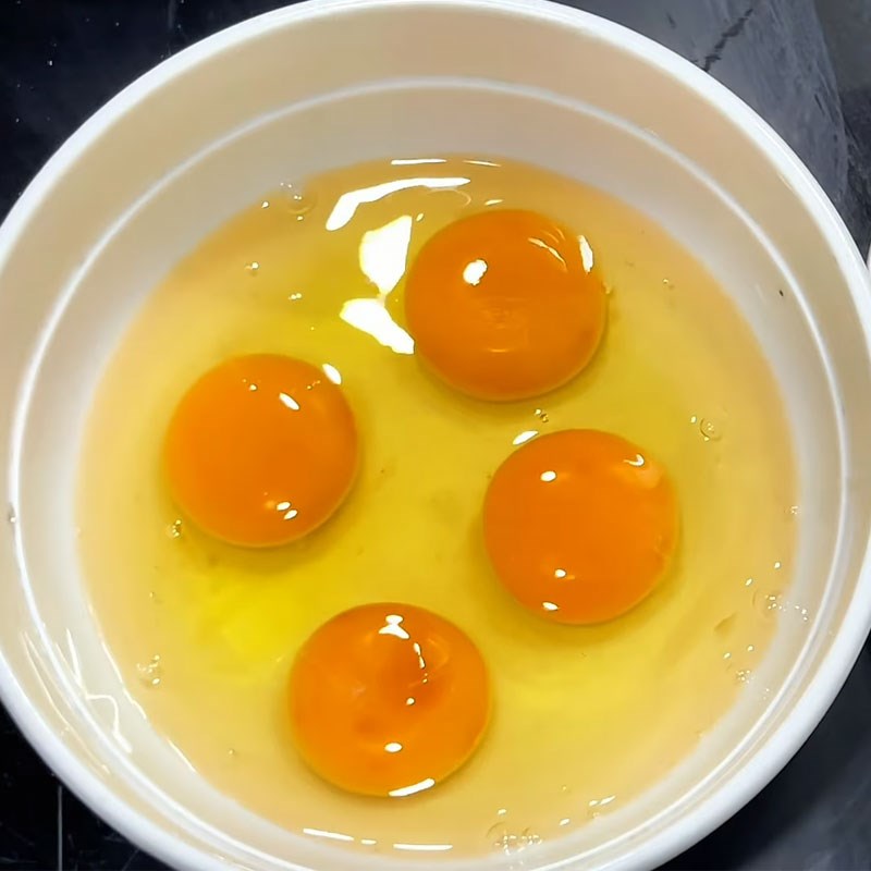 Bước 3 Xào trứng cùng củ niễng Củ niễng xào trứng