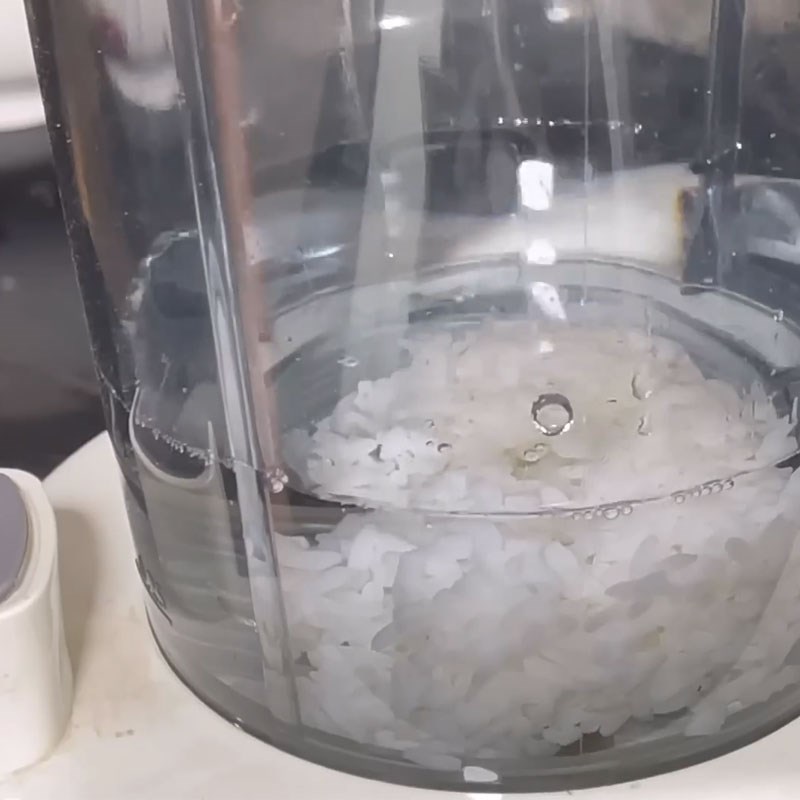 Bước 2 Xay cơm nguội và trộn bột Bánh chuối chiên phồng rỗng ruột