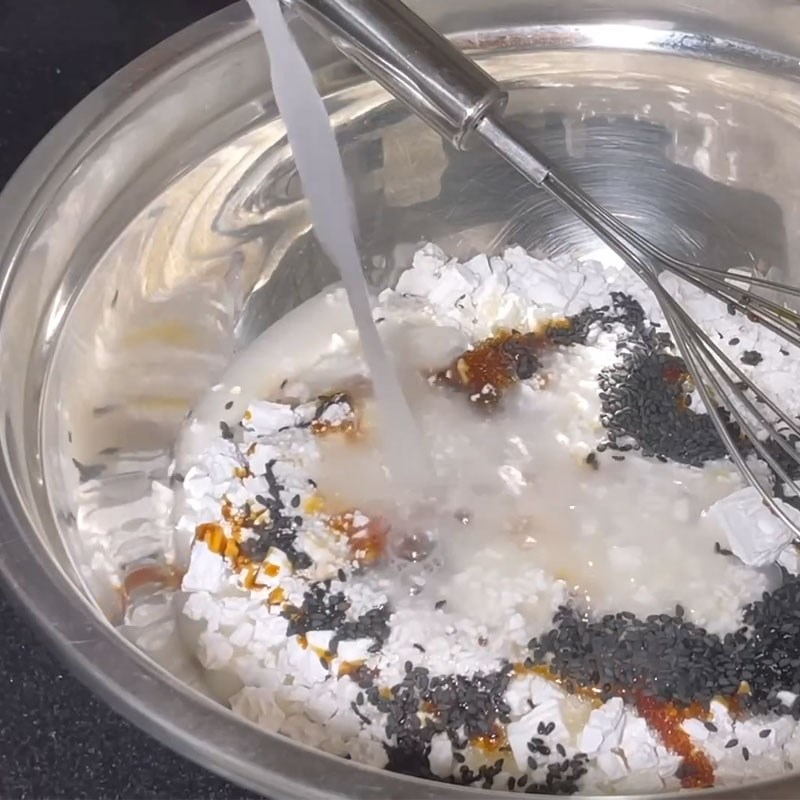 Bước 2 Xay cơm nguội và trộn bột Bánh chuối chiên phồng rỗng ruột