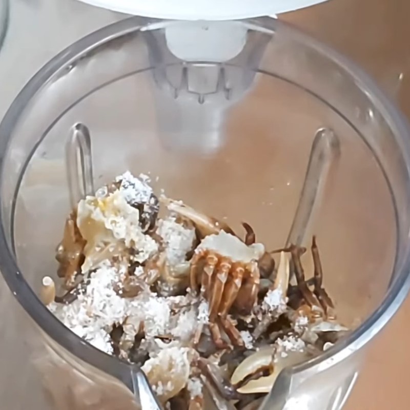 Bước 2 Xay cua đồng và lấy nước cốt Lẩu cua đồng miền Nam