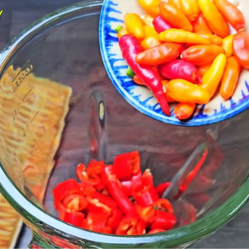 Bước 3 Xay hỗn hợp muối ớt đỏ chấm gà Muối ớt đỏ chấm gà