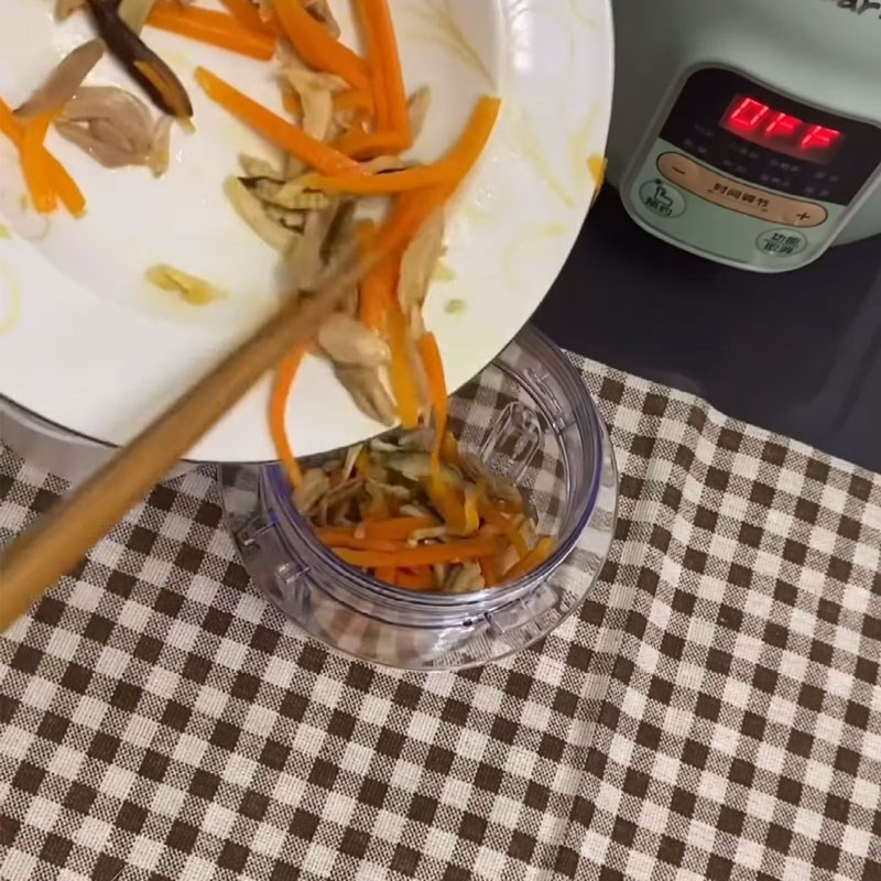 Bước 5 Xay nguyên liệu cháo gà cà rốt
