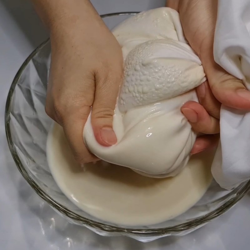 Bước 2 Xay và lọc sữa đậu nành Tàu hũ đá