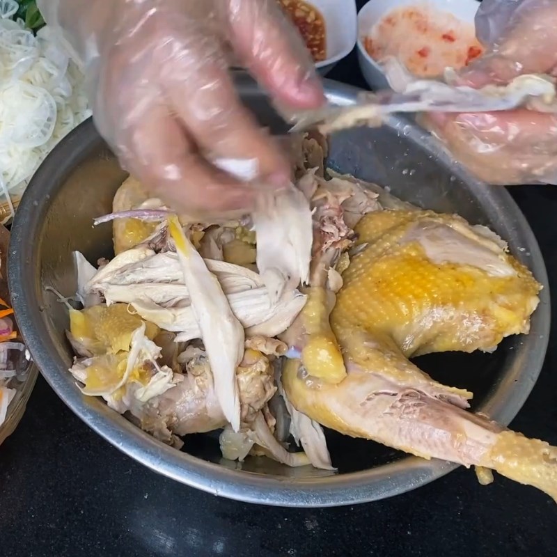 Bước 7 Xé gà và trộn gỏi gà đậm đà Cháo gà nguyên con