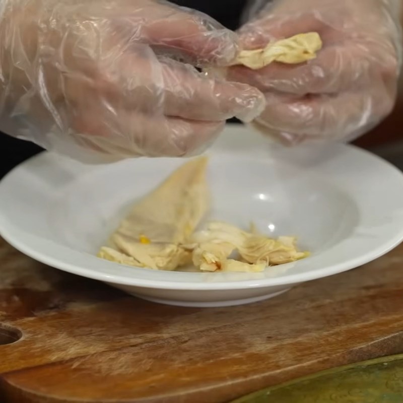 Bước 4 Xé thịt gà Cháo gà miền Bắc