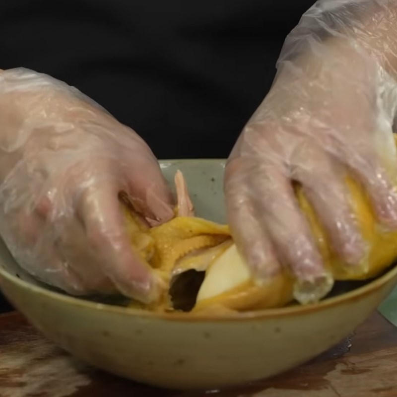 Bước 4 Xé thịt gà Cháo gà miền Bắc