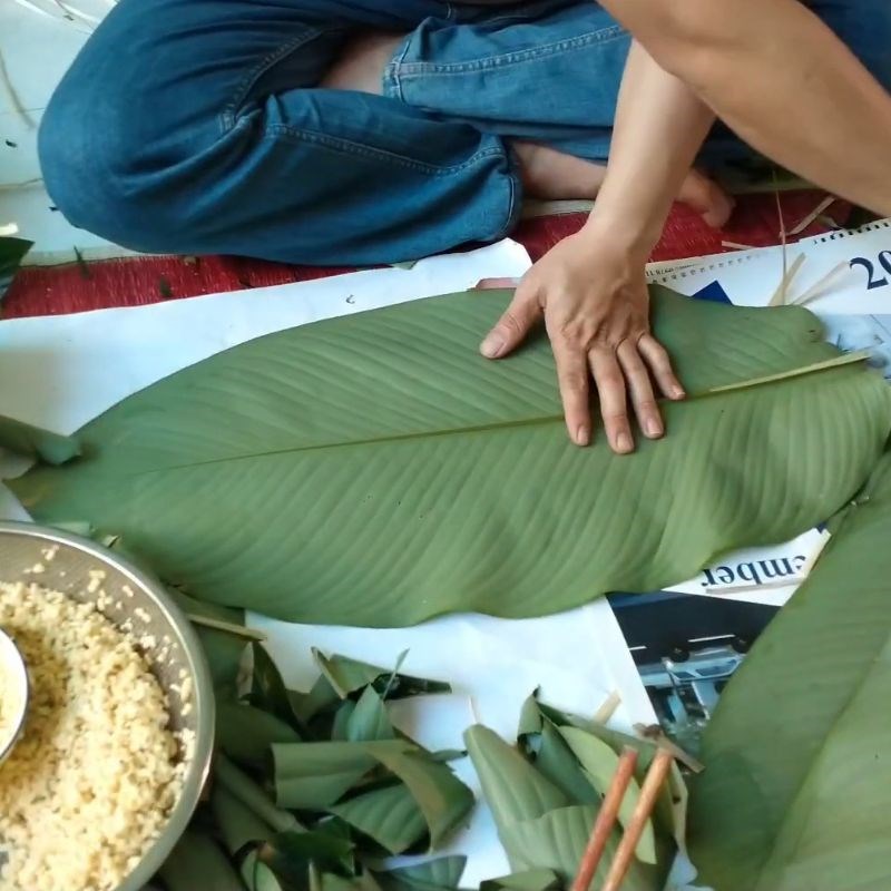 Bước 2 Xếp lá dong Bánh tét bằng lá dong