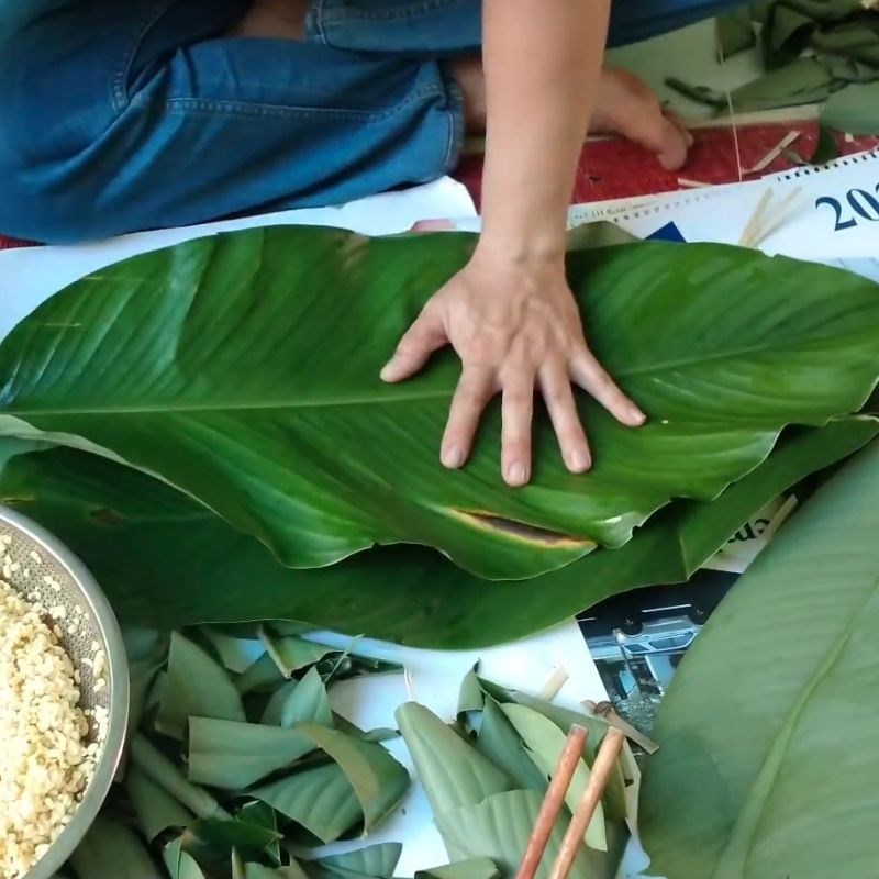 Bước 2 Xếp lá dong Bánh tét bằng lá dong