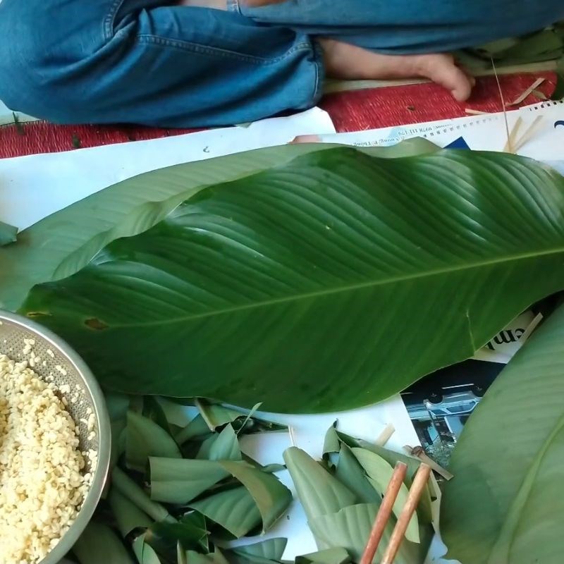 Bước 2 Xếp lá dong Bánh tét bằng lá dong