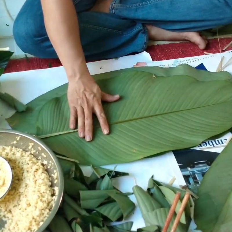 Bước 2 Xếp lá dong Bánh tét bằng lá dong