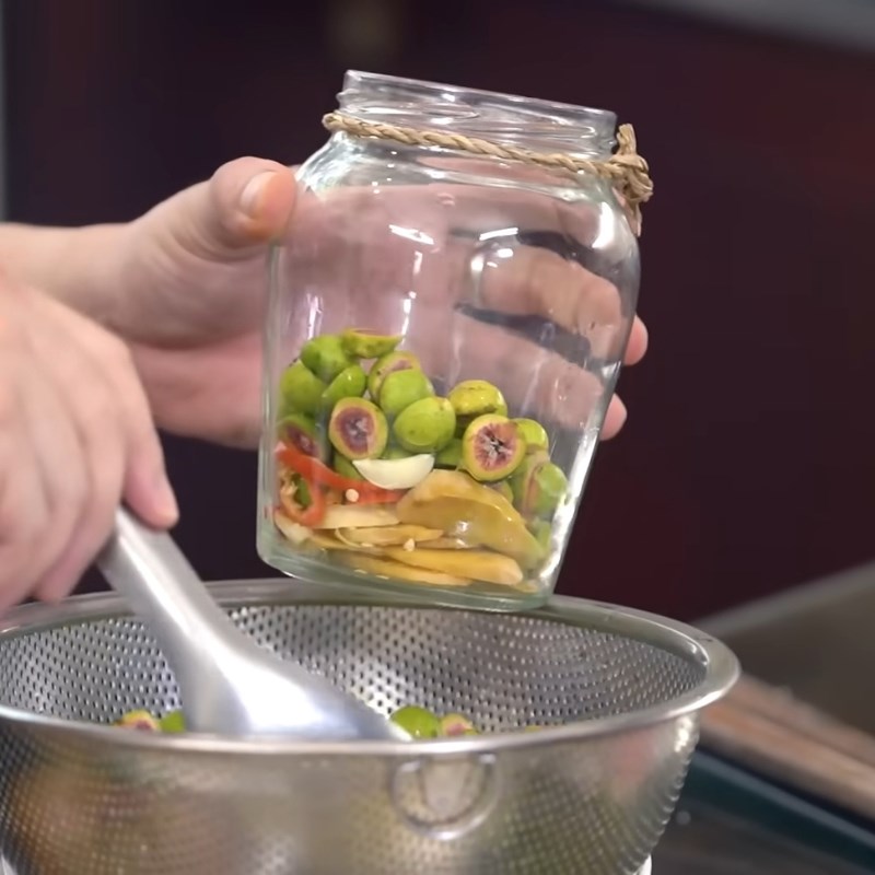 Bước 5 Xếp sung và gia vị vào hũ thủy tinh đã tiệt trùng Muối sung chua ngọt