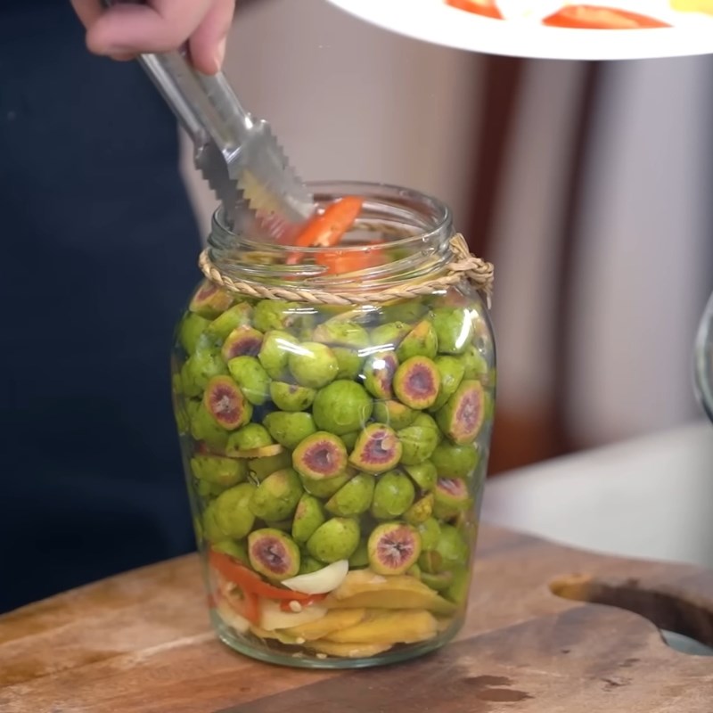 Bước 5 Xếp sung và gia vị vào hũ thủy tinh đã tiệt trùng Muối sung chua ngọt