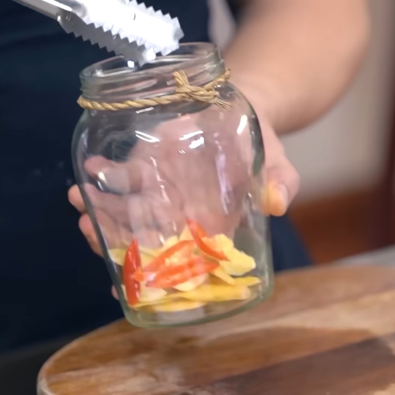 Bước 5 Xếp sung và gia vị vào hũ thủy tinh đã tiệt trùng Muối sung chua ngọt