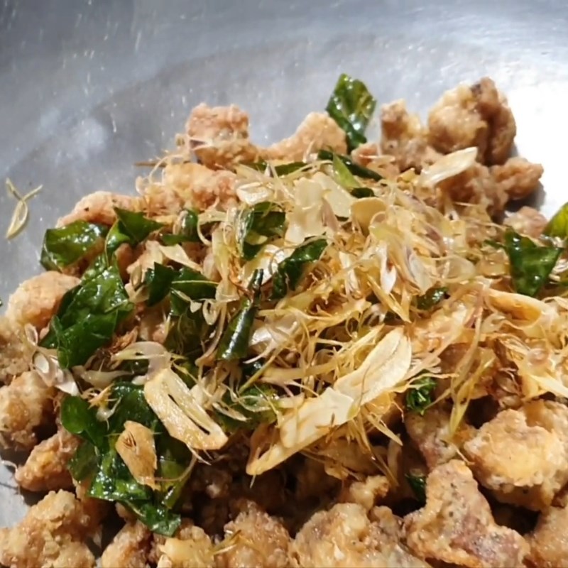 Bước 6 Xóc muối và hoàn thiện Sụn gà rang muối Hong Kong