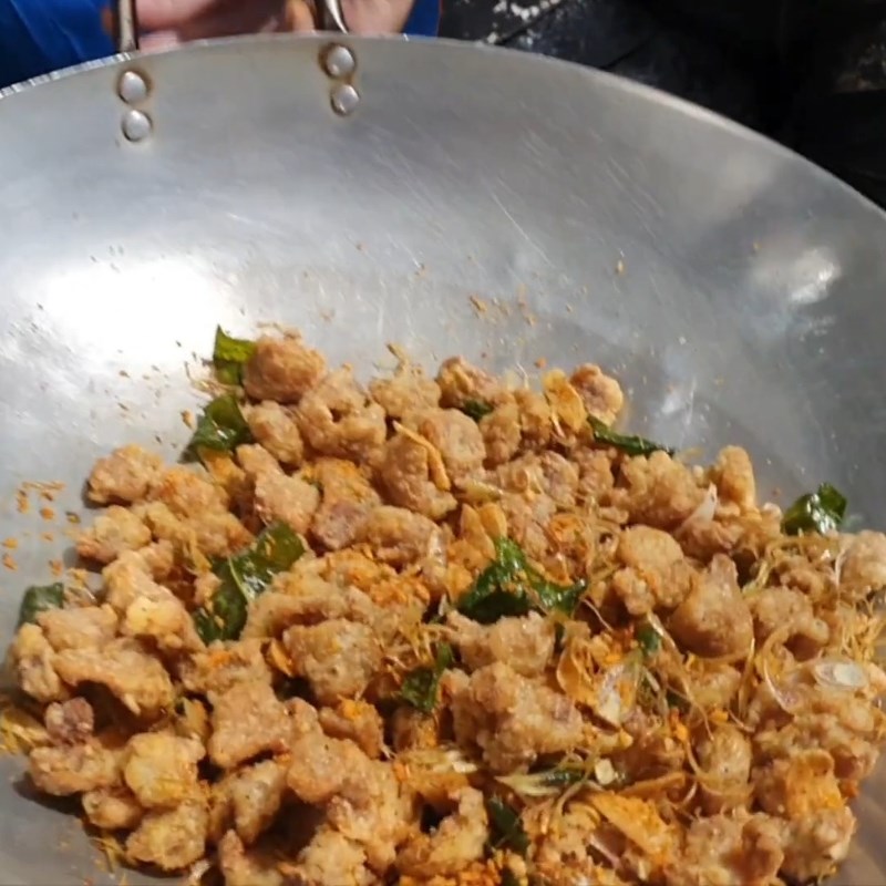 Bước 6 Xóc muối và hoàn thiện Sụn gà rang muối Hong Kong